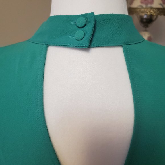 Button Detail cutout top size Large - Picture 3 of 4